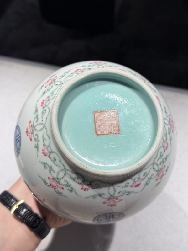 民国 粉彩如意披肩花蝶纹长颈瓶 - 图14