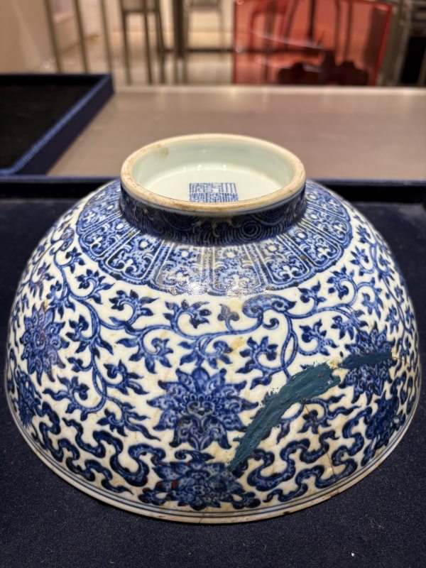 清乾隆 青花缠枝花卉纹大碗 - 图8