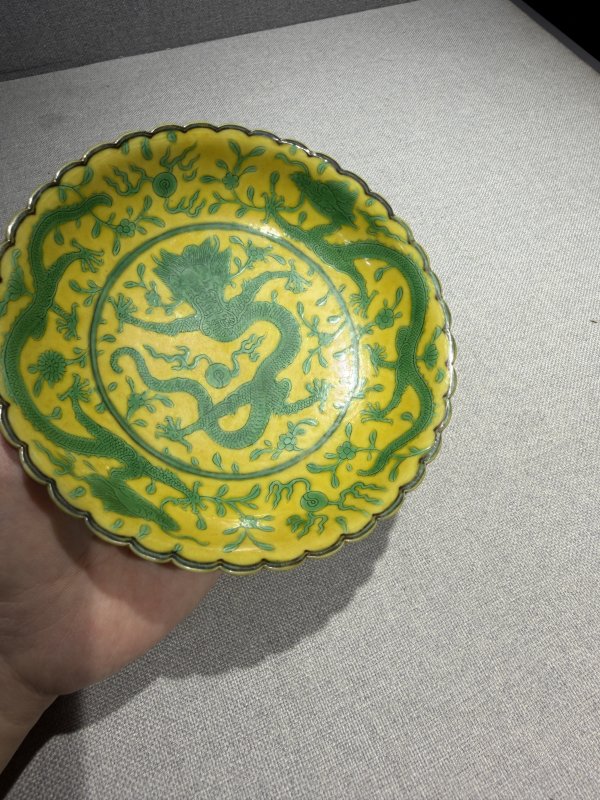 清乾隆 黄地绿彩云龙纹花口盘 - 图4