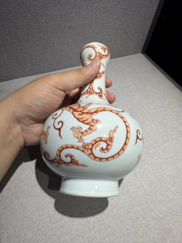 清雍正 矾红龙纹小蒜头瓶 - 图10
