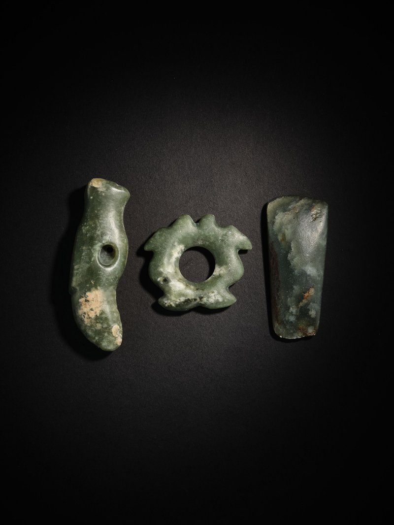 新石器時代　青玉飾　一組三件 | THREE JADE ORNAMENTS - 图3