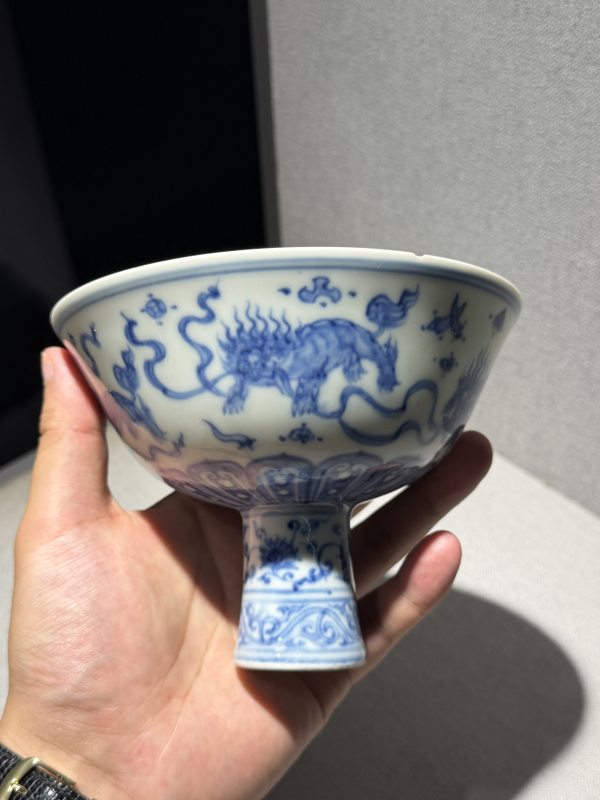明成化 御制青花狮戏绣球纹高足碗 - 图8