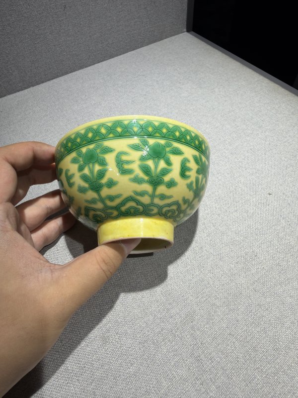 清康熙 黄地绿彩缠枝寿纹碗 - 图4