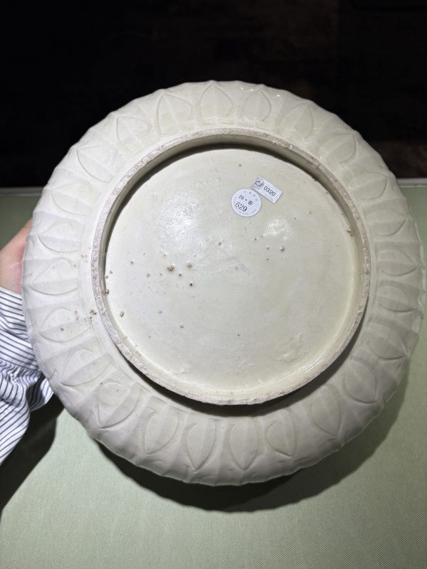 明 白瓷刻划鱼藻纹大钵 - 图9