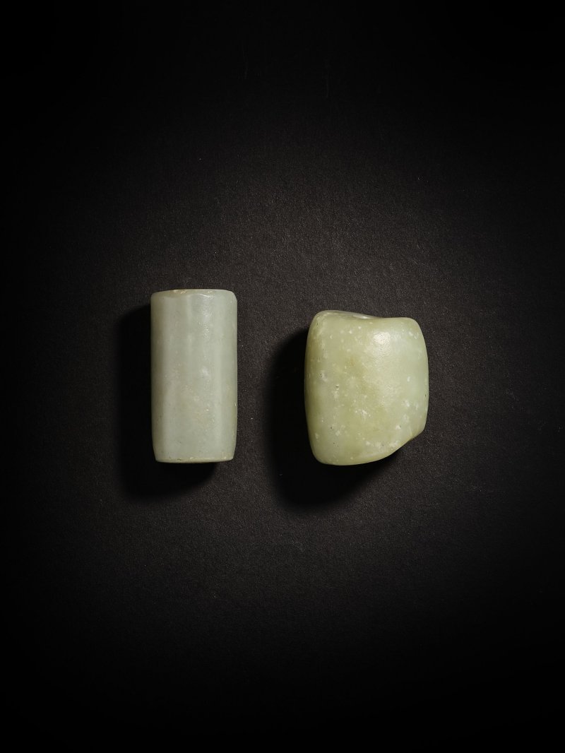 新石器時代　青玉管　一組兩件 | TWO PALE GREEN JADE BEADS - 图3