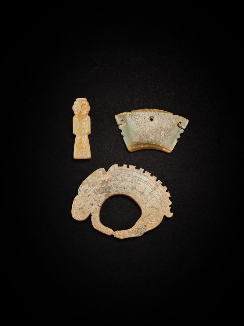 各式仿古玉器一組三件 | A GROUP OF THREE ARCHAISTIC JADE ORNAMENTS - 图4