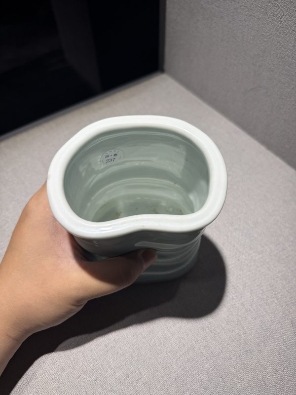 清乾隆 粉青釉随形竹节笔筒 - 图5