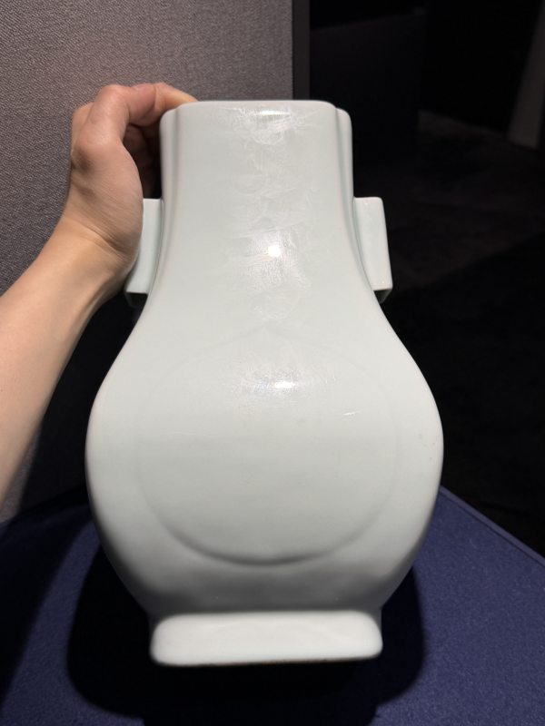 清光绪 粉青釉杏圆贯耳瓶 - 图5