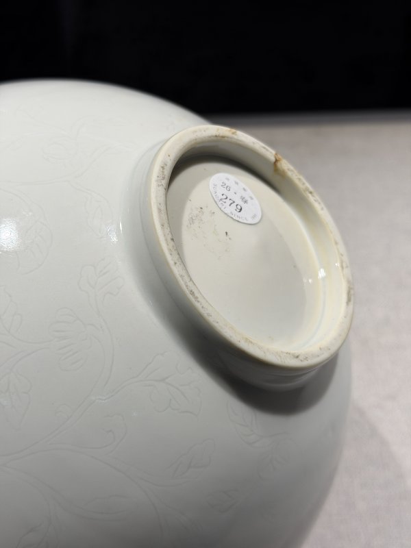 明永乐 甜白外刻缠枝菊纹内蕉叶牡丹纹大莲子碗 - 图12