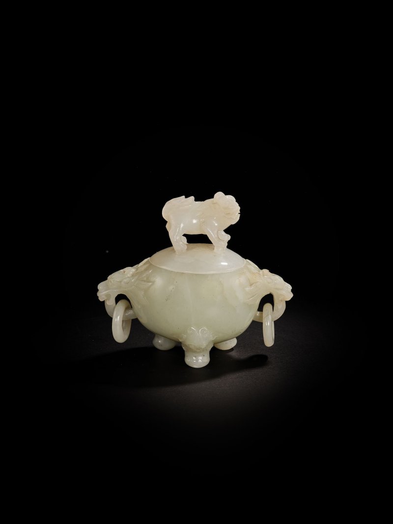 清　青白玉雕獸耳活環三足小蓋爐 | A MINIATURE PALE GREEN JADE TRIPOD CENSER AND A COVER - 图3
