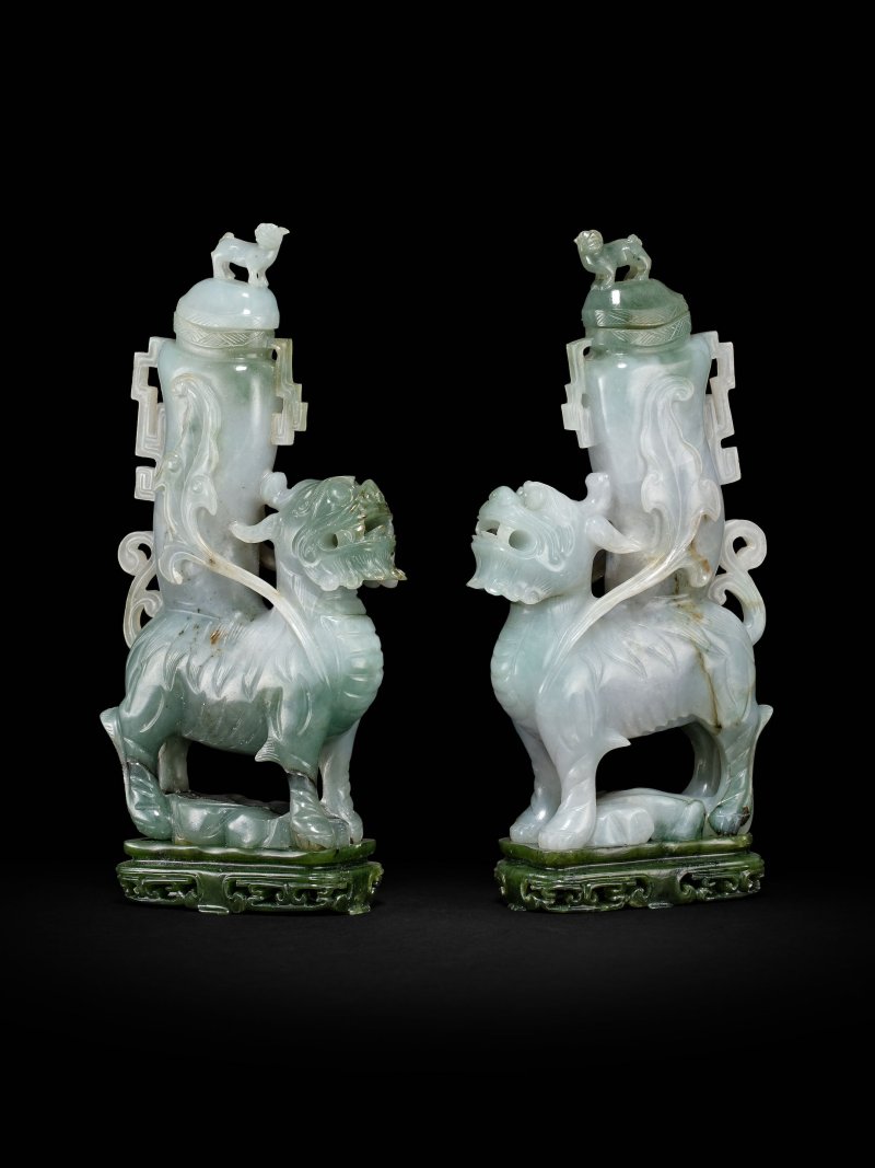 清末/民國　翡翠雕瑞獸蓋瓶一對 | A PAIR OF JADEITE 'MYTHICAL BEAST' VASES AND COVERS - 图3