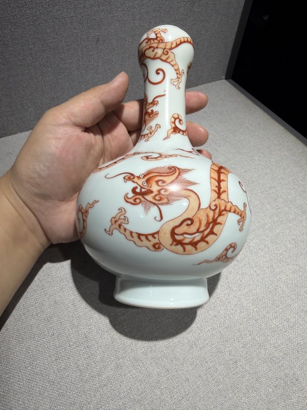 清雍正 矾红龙纹小蒜头瓶 - 图5