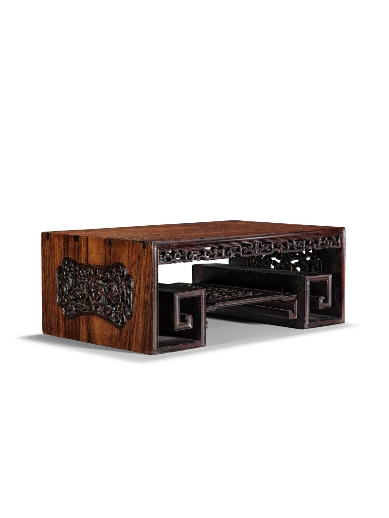 清十九世紀　紫檀書卷式座 | A CARVED ZITAN SCROLL-FORM STAND - 图6