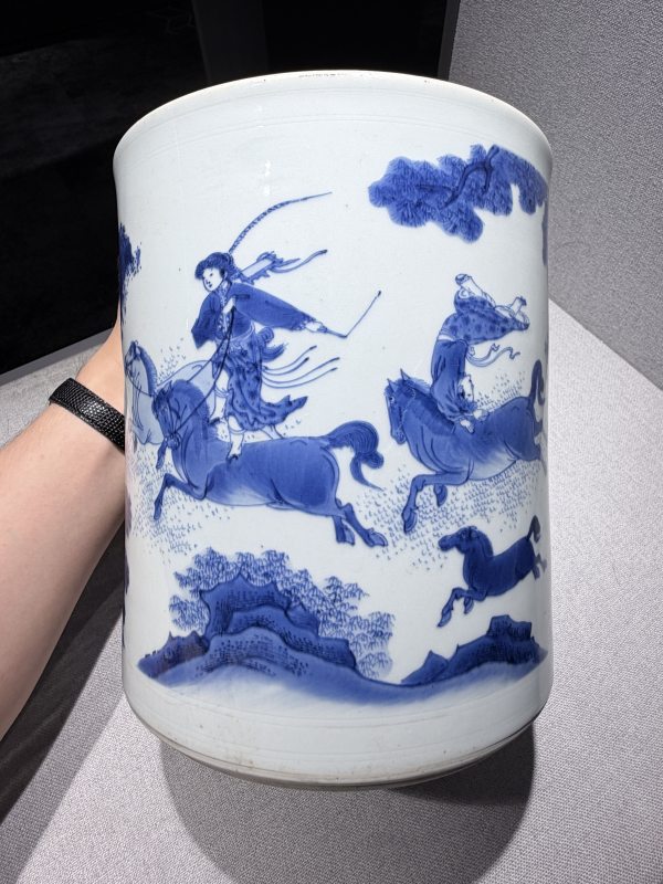 明崇祯 青花骑马人物典故笔筒 - 图5