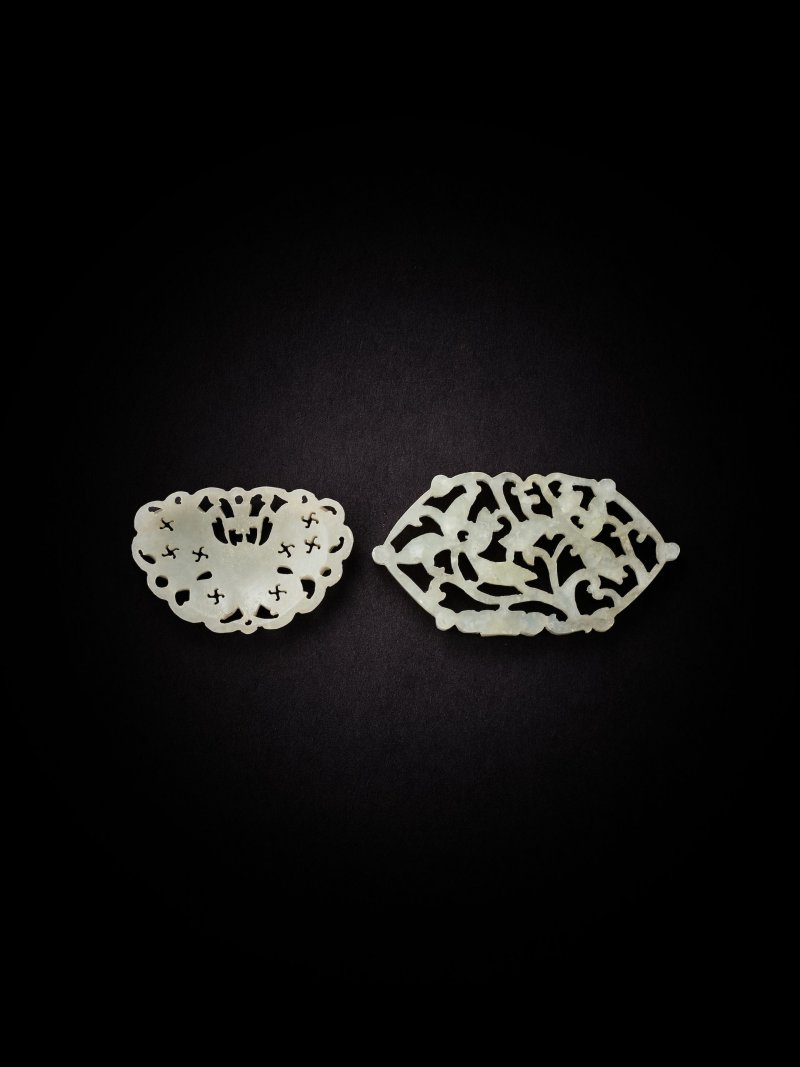 明　玉透雕蝶紋飾件 及 玉透雕卷草紋飾件 | TWO RETICULATED JADE ORNAMENTS - 图4