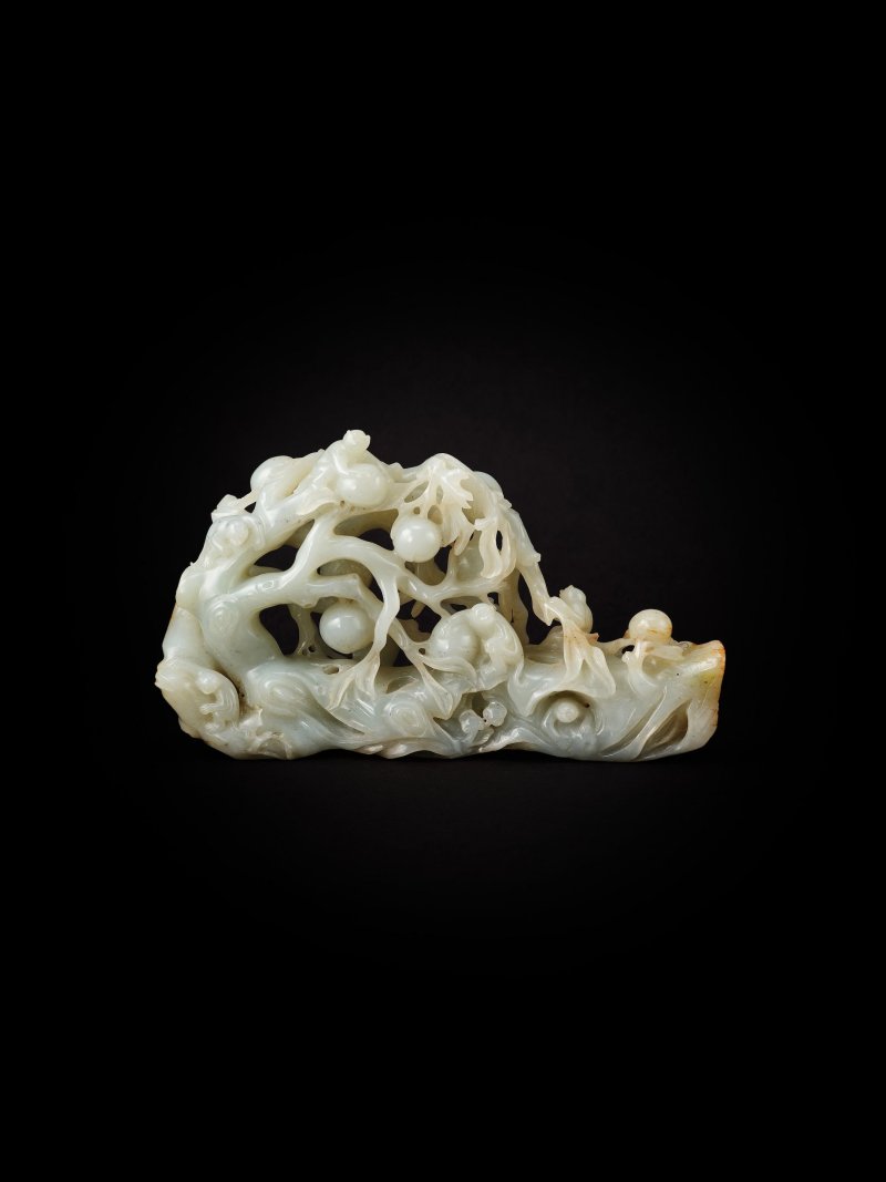 明末/清初　青白玉雕靈猴偷桃擺件 | A RETICULATED PALE GREEN JADE 'MONKEY AND PEACH' TRUNK