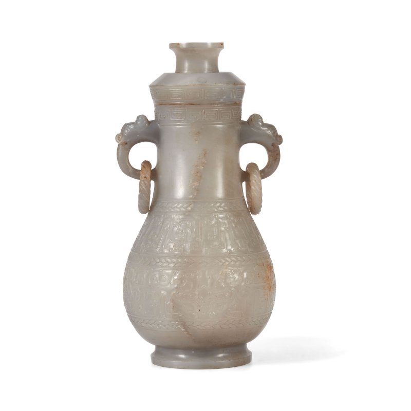 二十世紀 仿古灰玉活環耳蓋壺 | A GRAY JADE ARCHAISTIC HU-FORM VASE AND COVER - 图2