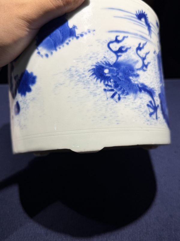 明崇祯 青花“罗汉讲经”图三足炉 - 图18
