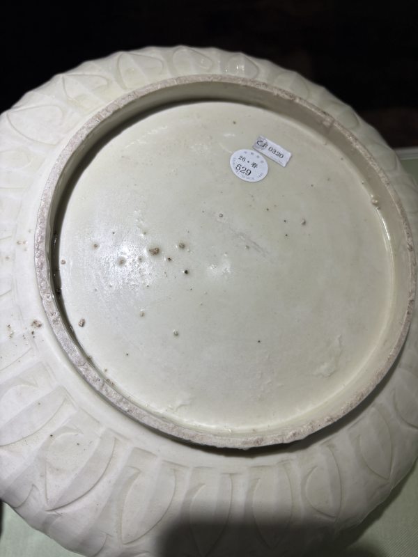 明 白瓷刻划鱼藻纹大钵 - 图10