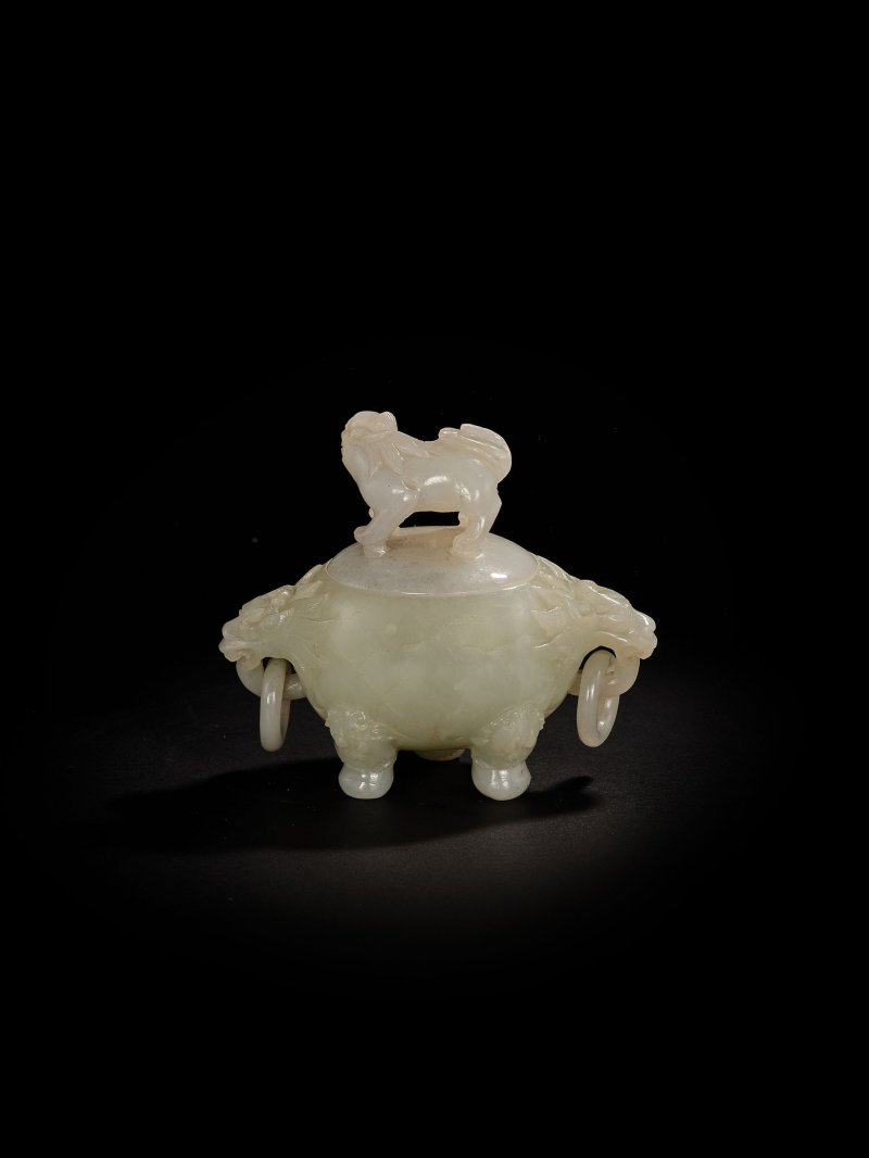 清　青白玉雕獸耳活環三足小蓋爐 | A MINIATURE PALE GREEN JADE TRIPOD CENSER AND A COVER - 图4