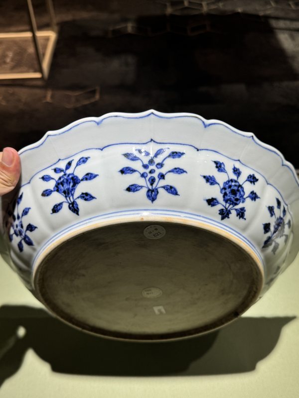 明永乐 青花缠枝四季花卉折沿海浪菱口盘 - 图12