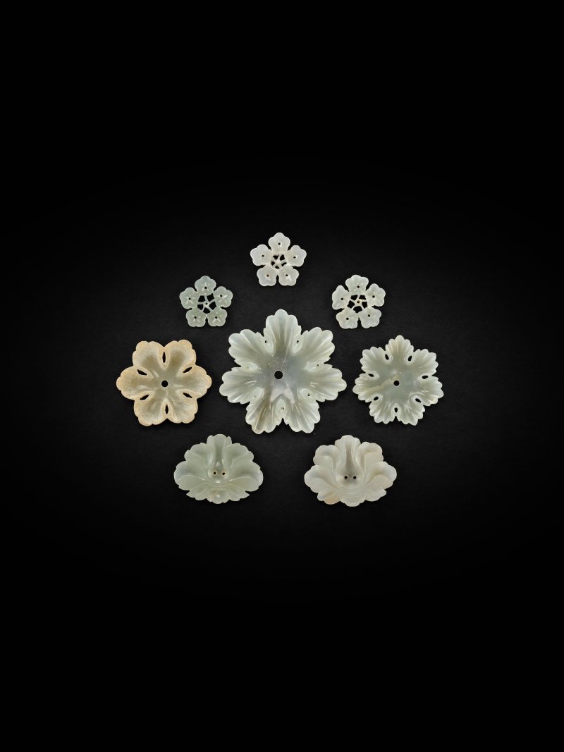 明/清　玉花片一組八件 | A GROUP OF EIGHT JADE FLORAL ORNAMENTS