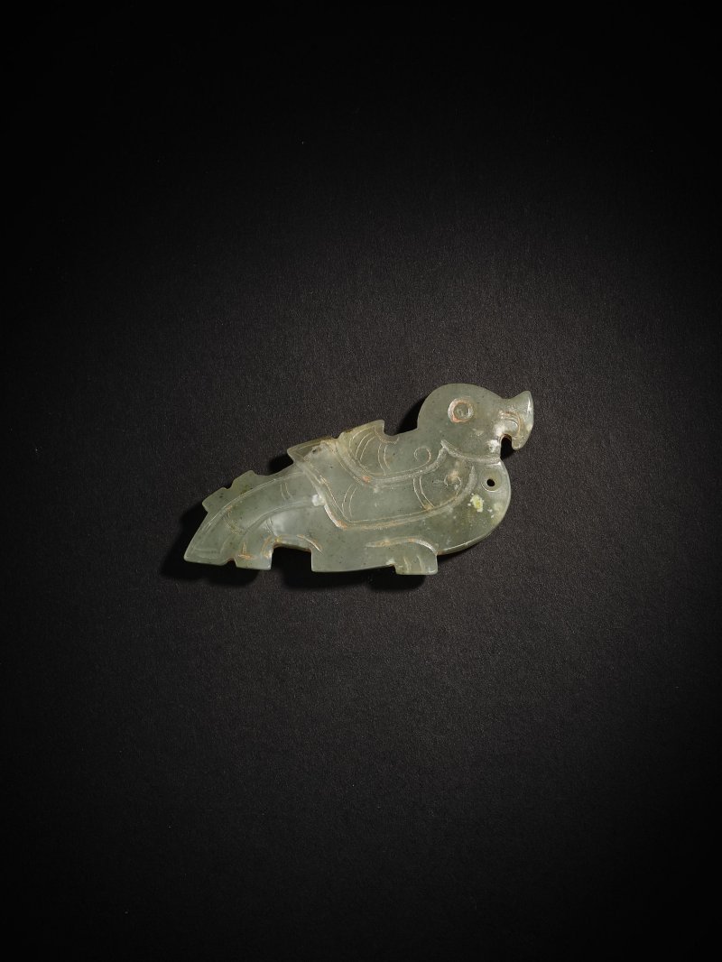 商　玉鳥形飾 | A JADE 'BIRD' PENDANT - 图4