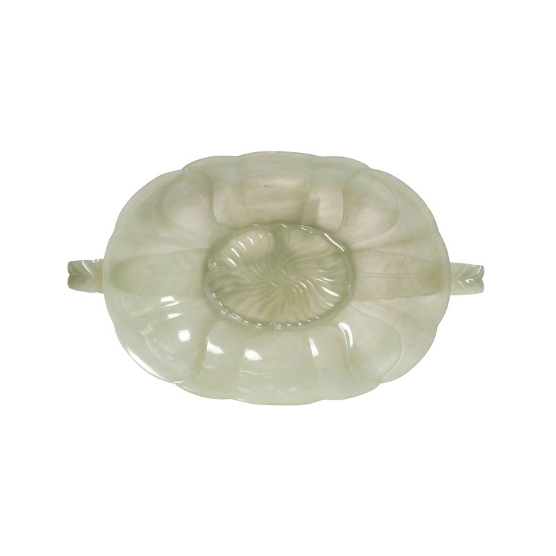 二十世紀 蒙兀兒式青玉雙耳葵花形長盤 | A MUGHAL-STYLE CELADON JADE OVAL MELLOW-FORM DISH WITH LEAF HANDLES - 图2