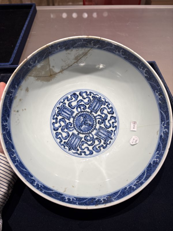 清乾隆 青花缠枝花卉纹大碗 - 图5