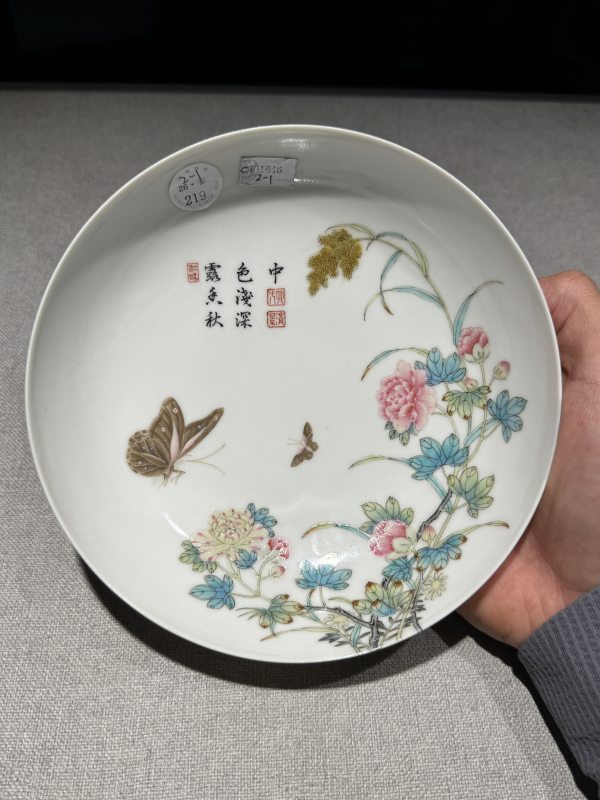 民国 珐琅彩过枝蝴蝶牡丹御题诗文盘一对 - 图5
