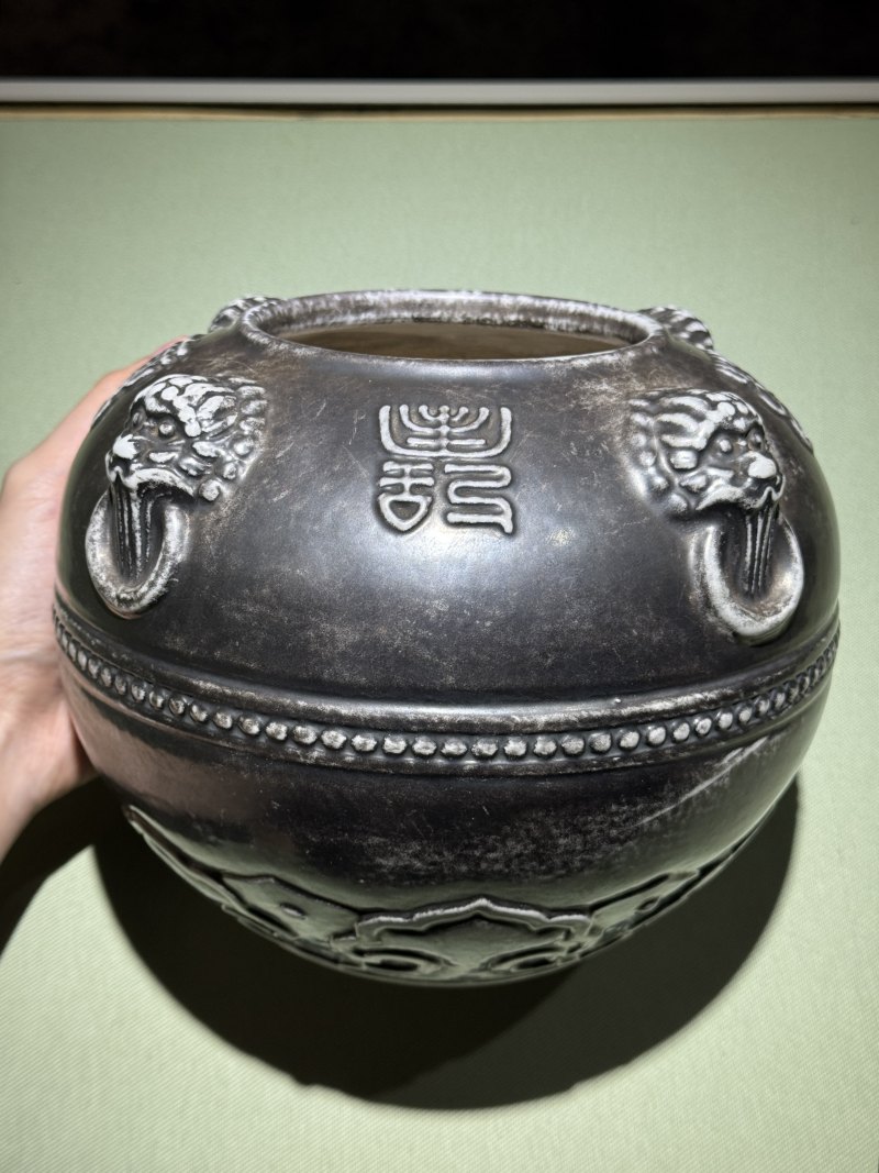 清乾隆 瓷胎仿银釉四方铺首万寿无疆钵式炉 - 图7