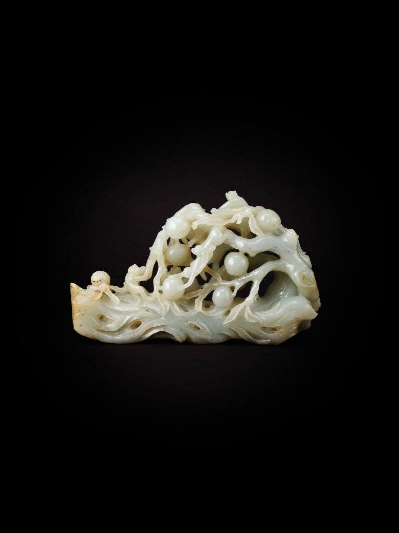 明末/清初　青白玉雕靈猴偷桃擺件 | A RETICULATED PALE GREEN JADE 'MONKEY AND PEACH' TRUNK - 图2