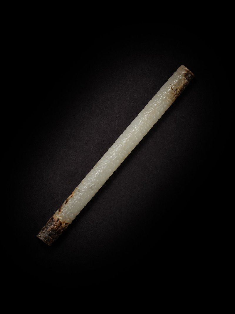 明或更早　玉勾連雲紋棒狀飾 | A JADE CYLINDRICAL ORNAMENT