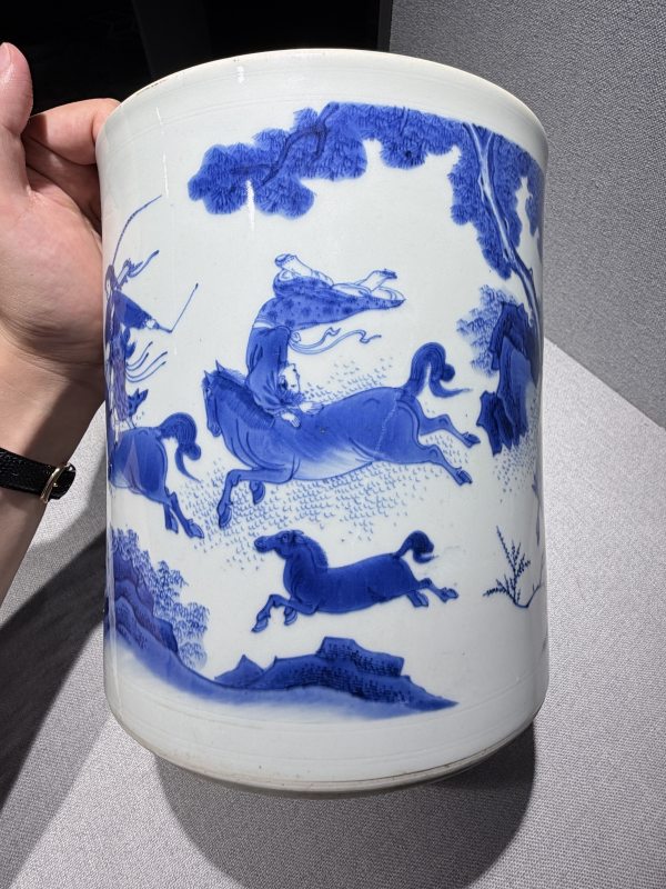 明崇祯 青花骑马人物典故笔筒 - 图6