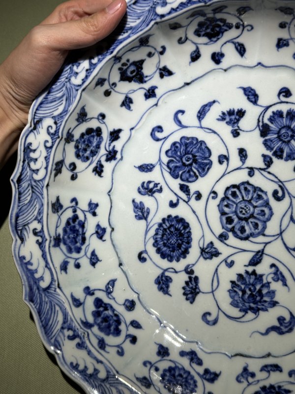 明永乐 青花缠枝四季花卉折沿海浪菱口盘 - 图13