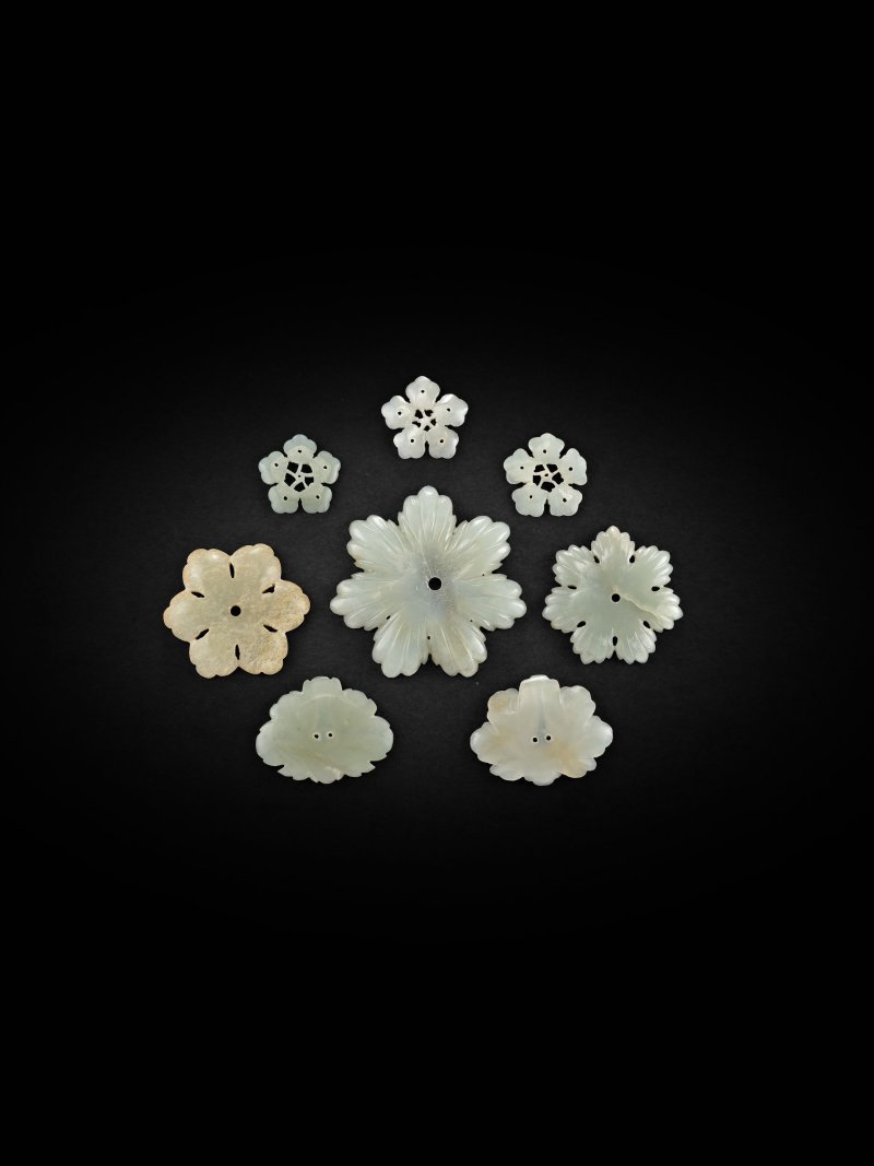 明/清　玉花片一組八件 | A GROUP OF EIGHT JADE FLORAL ORNAMENTS - 图2