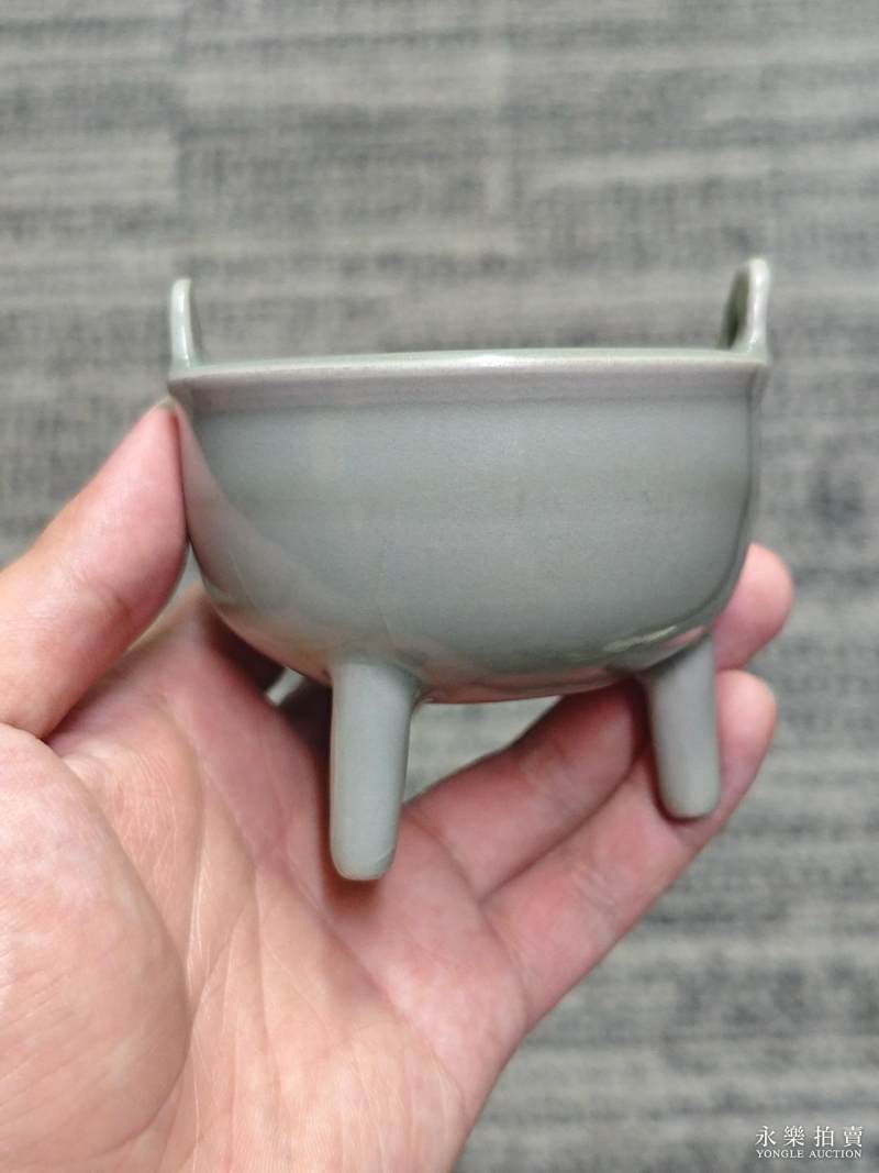 明 龙泉窑粉青釉双耳三足鼎式炉 - 图3