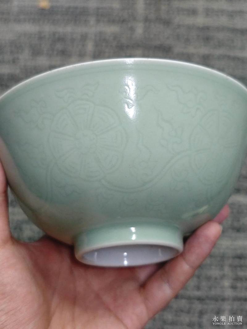 清嘉庆 豆青釉暗刻皮球花纹碗（一对） - 图8
