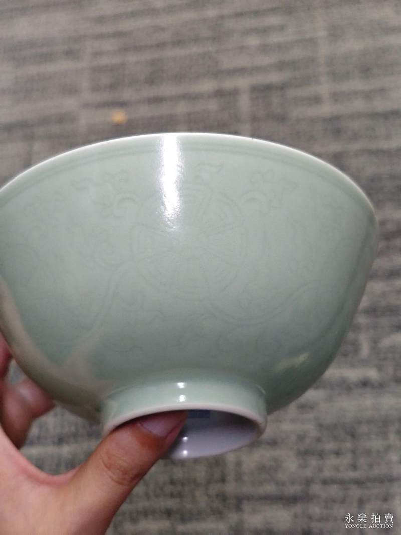 清嘉庆 豆青釉暗刻皮球花纹碗（一对） - 图11