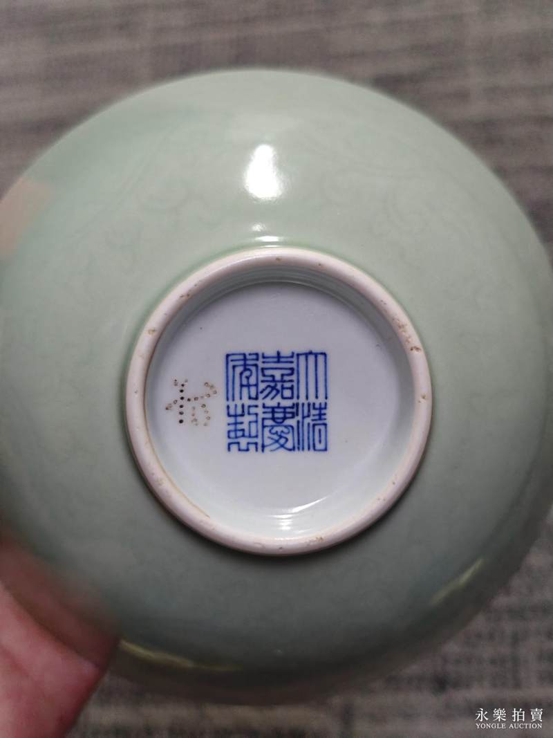 清嘉庆 豆青釉暗刻皮球花纹碗（一对） - 图12