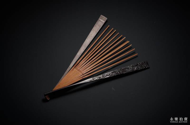 清中期 紫檀刻菊纹扇骨 - 图3