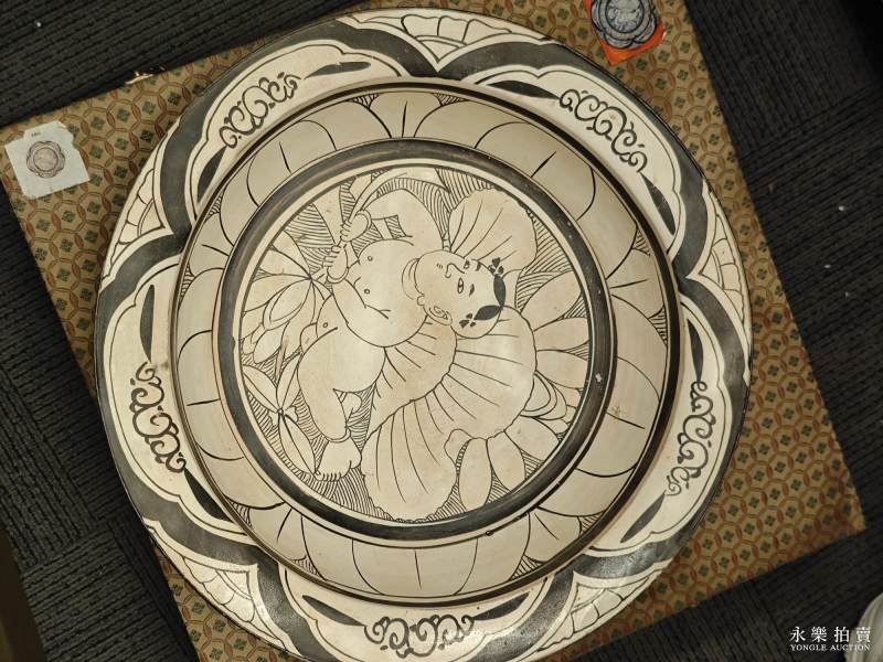 元 白地黑花娃娃纹折沿盆 - 图3