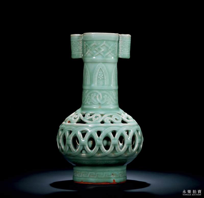 明 龙泉窑粉青釉镂空钱纹贯耳瓶 - 图2
