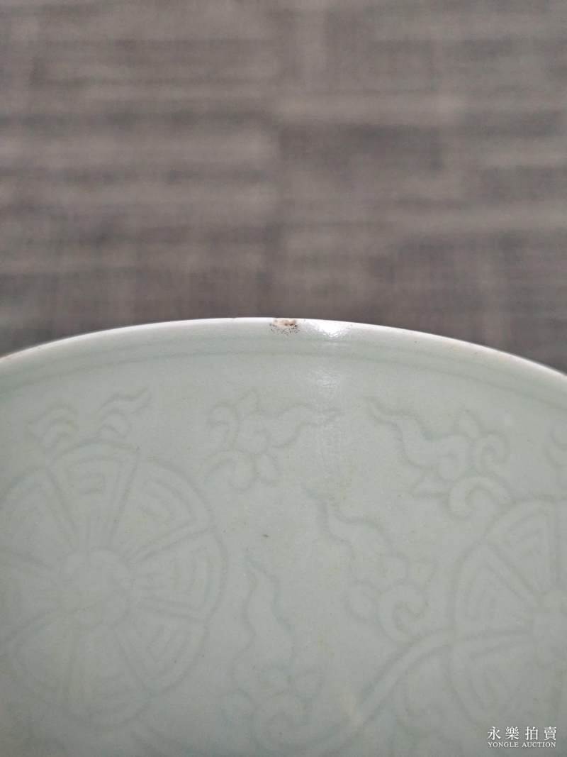 清嘉庆 豆青釉暗刻皮球花纹碗（一对） - 图14