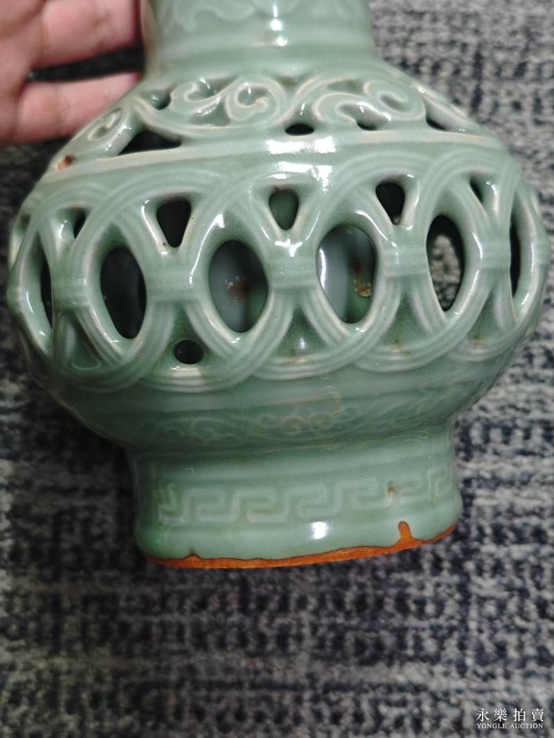明 龙泉窑粉青釉镂空钱纹贯耳瓶 - 图5