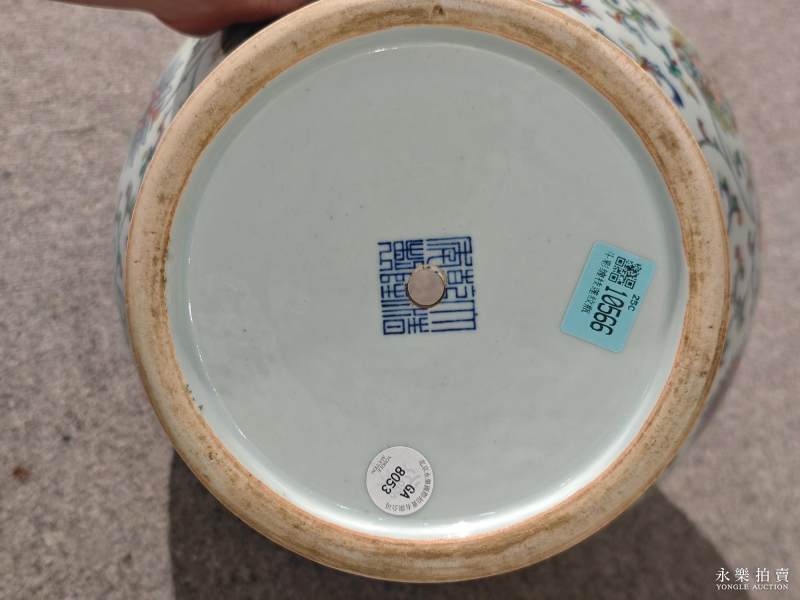 清乾隆 斗彩描金缠枝花卉纹大罐 - 图12