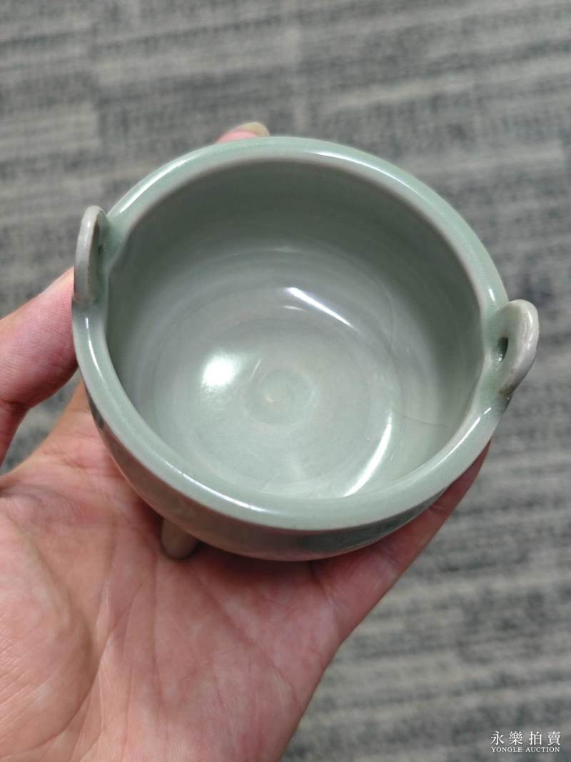 明 龙泉窑粉青釉双耳三足鼎式炉 - 图4