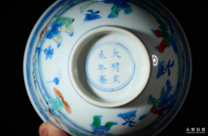 清雍正 斗彩庭院婴戏图碗 - 图6