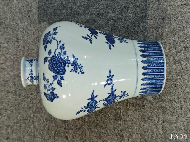 清乾隆 青花折枝花果纹梅瓶 - 图8