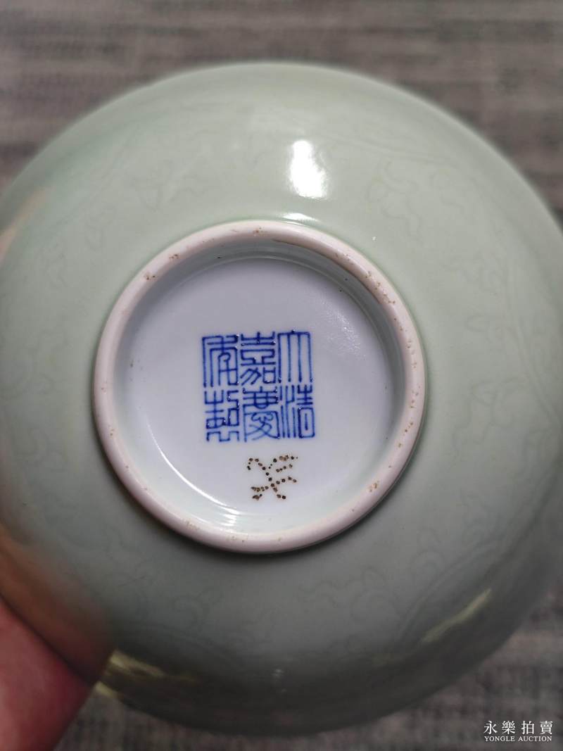 清嘉庆 豆青釉暗刻皮球花纹碗（一对） - 图9